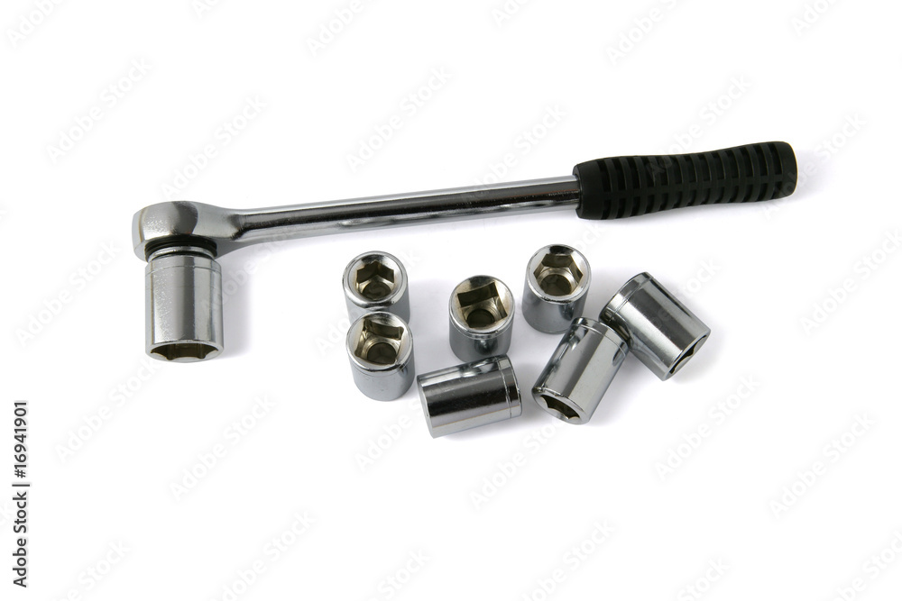 Clé à cliquet avec douilles de serrage sur fond blanc Clé à cliquet avec douilles de serrage sur fond blanc