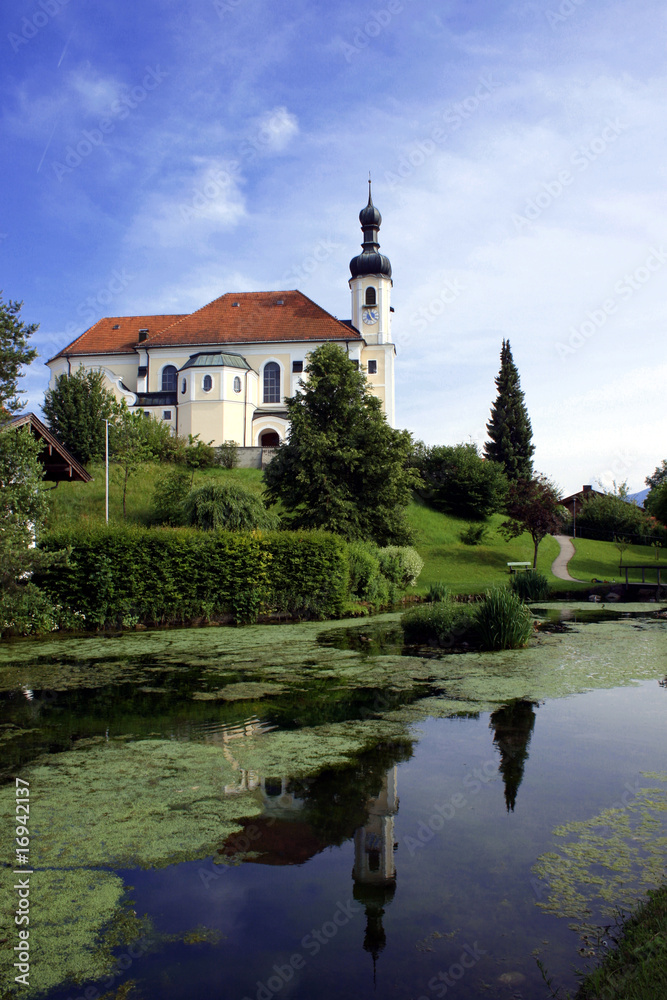 Bayerischer Ortskern mit Pfarrkirche Bayerischer Ortskern mit Pfarrkirche