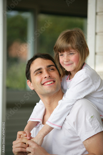 Tableau sur toile homme souriant portant une petite fille sur son dos