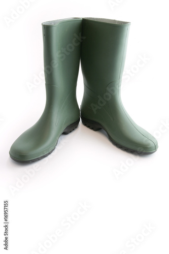 Paire de bottes en caoutchouc sur fond blanc