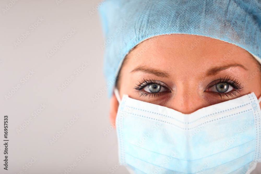 Portrait d'une femme avec un masque hygiénique Portrait d'une femme avec un masque hygiénique