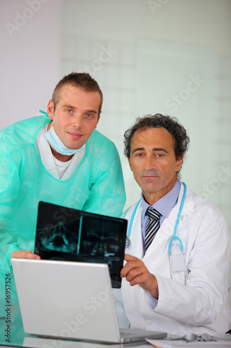 Portrait d'hommes avec une radiographie photo