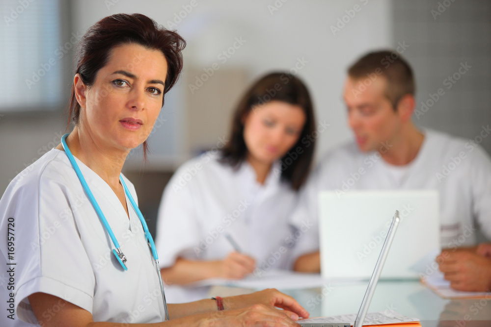 femme en blouse blanche devant un ordinateur portable femme en blouse blanche devant un ordinateur portable