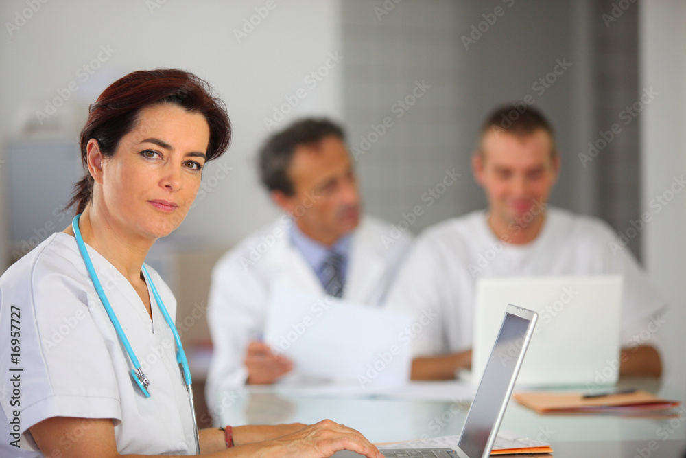 femme en blouse blanche devant un ordinateur portable femme en blouse blanche devant un ordinateur portable
