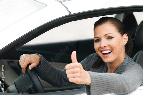 Frau im Auto macht Topdaumen