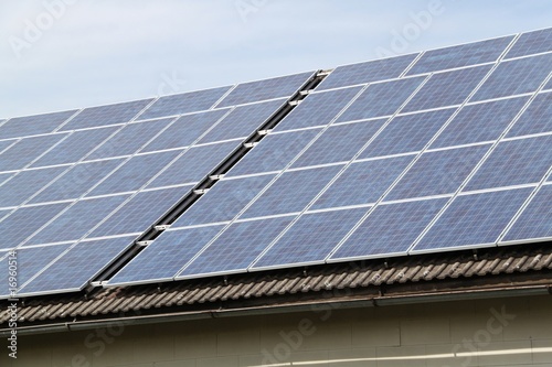 solarzellen auf einem hausdach