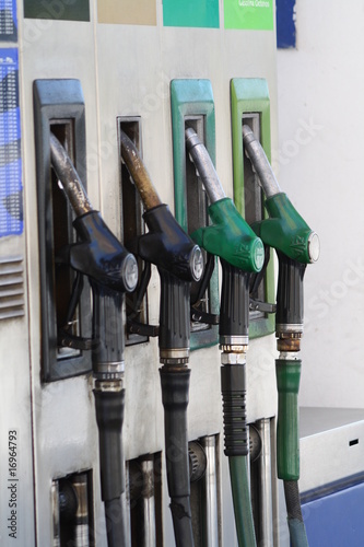 Surtidores de combustible en una gasolinera.
