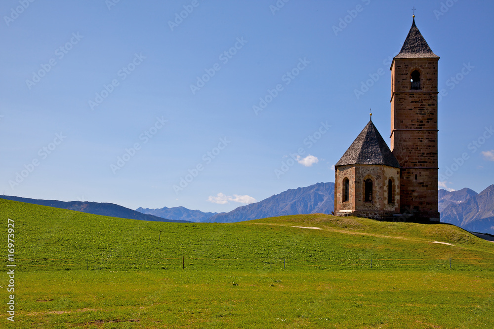 Almwiese mit Kirche