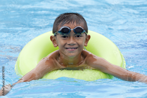 Kind mit Schwimmreifen im Wasser