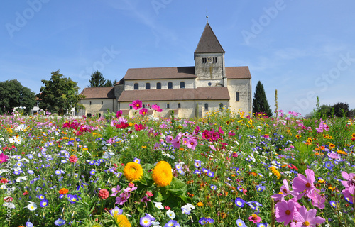 Kirche mit Blumenwiese
