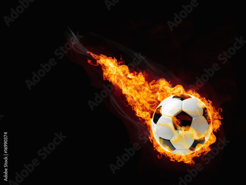 piłka w ogniu © juiceone