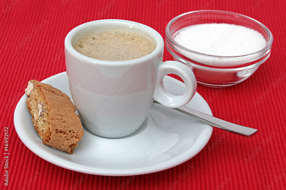 Espresso mit Zucker auf rotem Untergrund Espresso mit Zucker auf rotem Untergrund