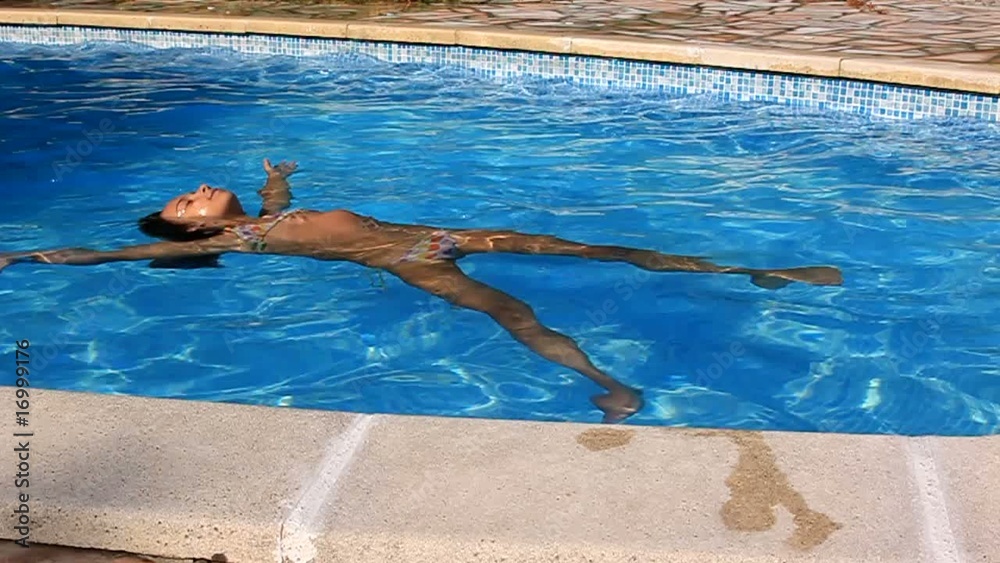 faire la planche dans la piscine
