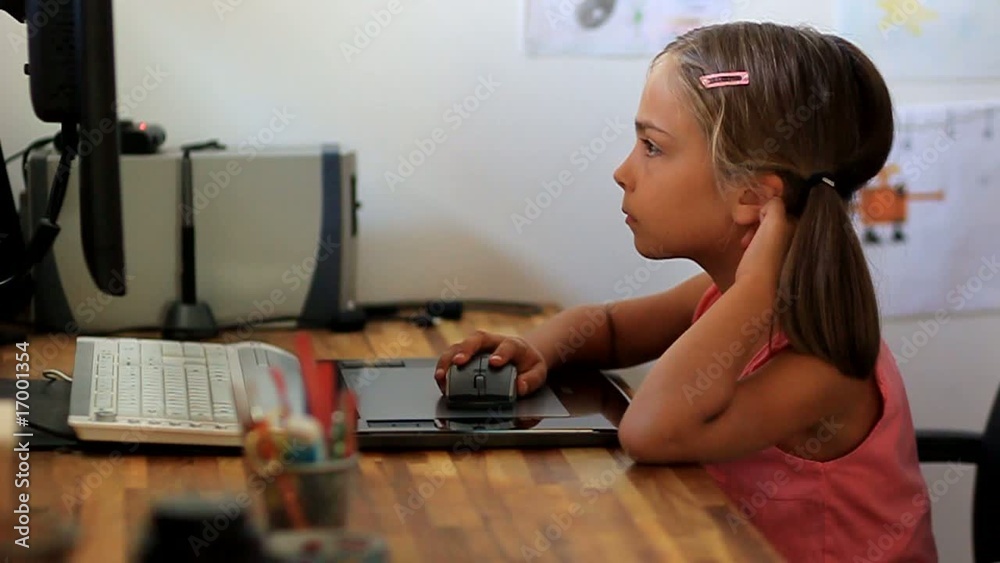 enfant devant l'ordinateur