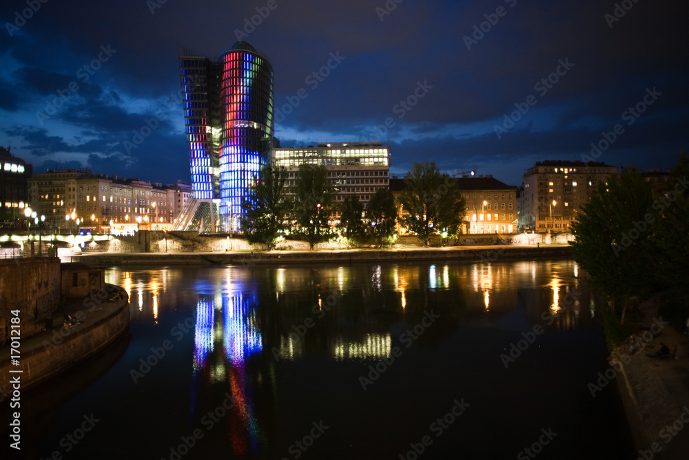 Fototapeta premium Glasfassade des Uniqa Towers in Wien wird Nachts beleuchtet