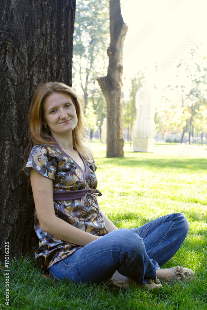Obraz premium girl sitting under tree