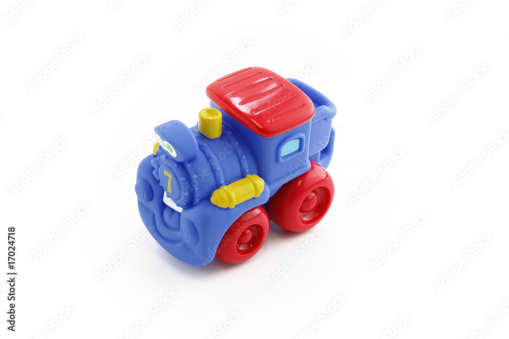 Petite locomotive en plastique pour enfant sur fond blanc Petite locomotive en plastique pour enfant sur fond blanc