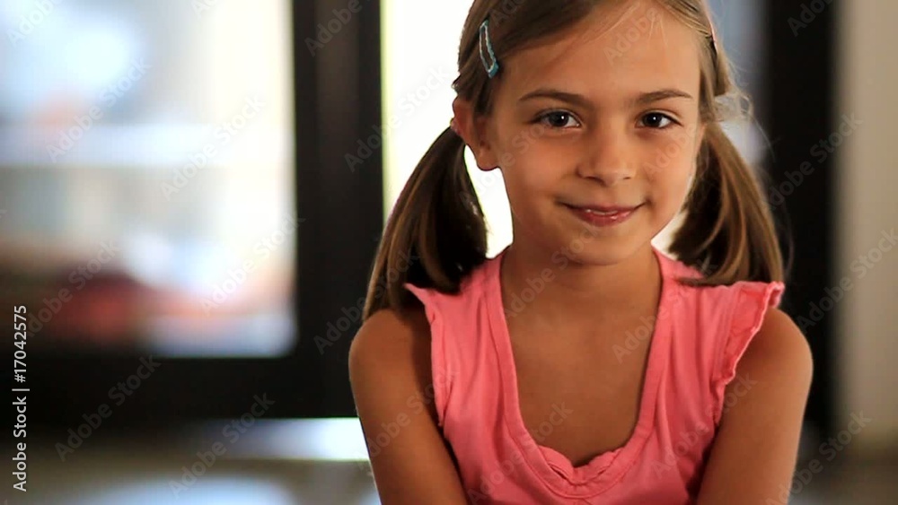 petite fille heureuse
