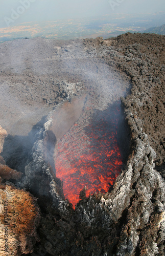 Lavaaustritt mit Meerblick Nordflanke des Vulkan Ätna #17044789