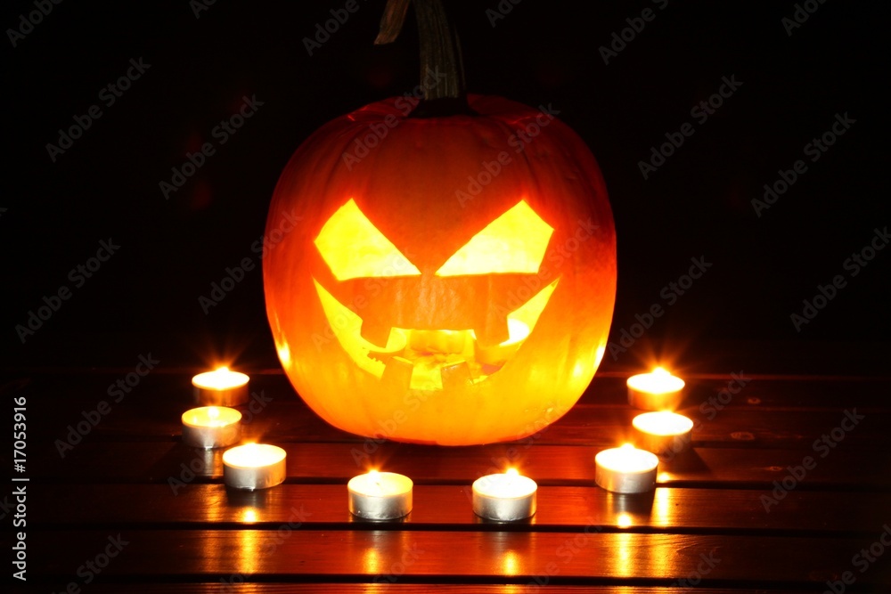 Fototapeta premium halloweenkürbis mit teelichtern