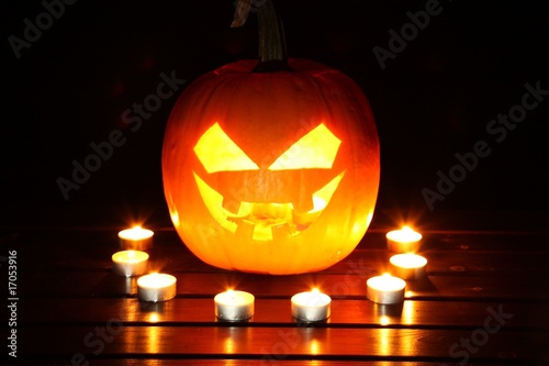 halloweenkürbis mit teelichtern