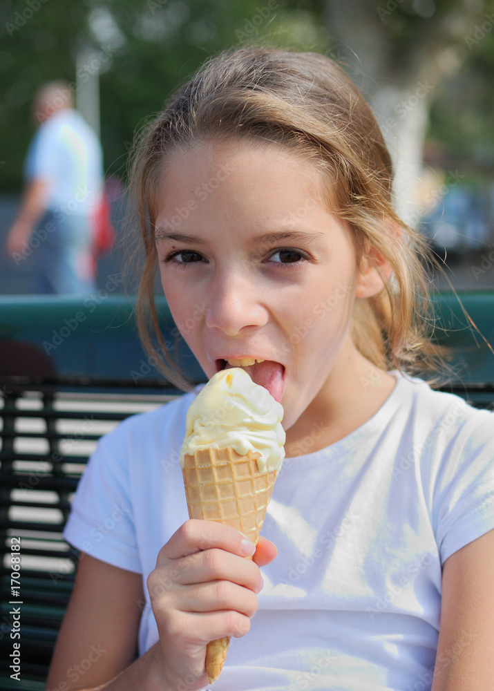 petite fille qui mange une glace petite fille qui mange une glace