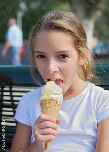 Quadro em tela petite fille qui mange une glace