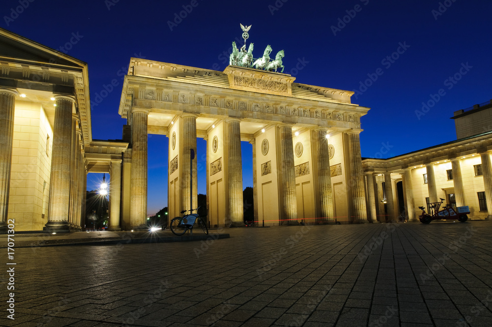 beleuchtetes Brandenburger Tor bei Nacht