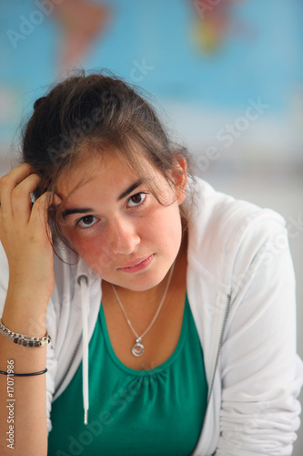 Portrait d'une jeune fille assise en salle de cours