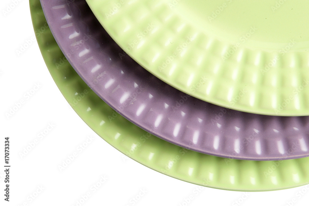 Assiettes violette et vertes sur fond blanc Assiettes violette et vertes sur fond blanc