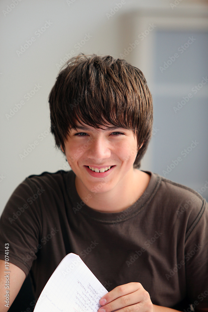 Portrait d'un jeune garçon souriant assis en salle de cours Portrait d'un jeune garçon souriant assis en salle de cours