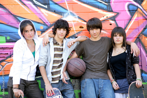 Adolescents devant un mur de graffitis photo