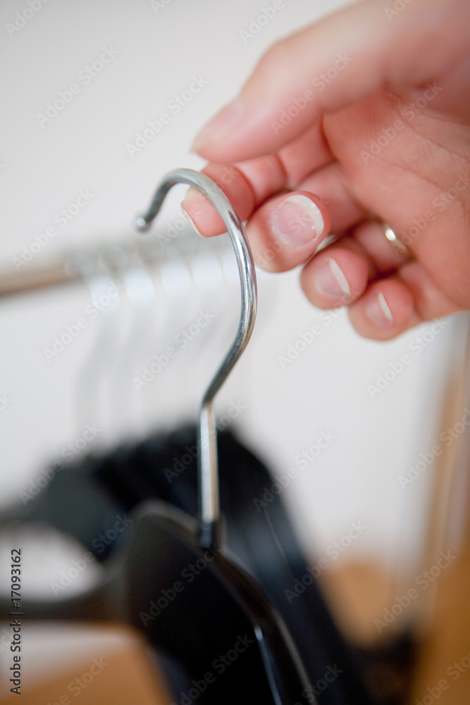 Kleiderbügel auf einem Finger Kleiderbügel auf einem Finger