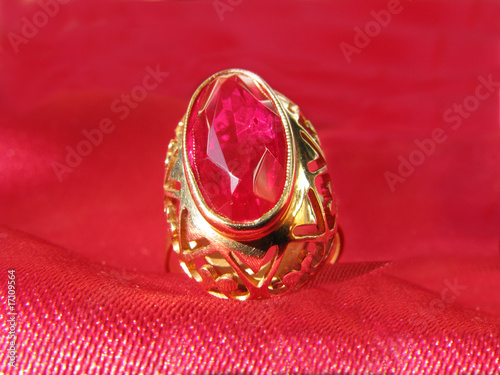 Obraz na płótnie ruby gold ring w salonie