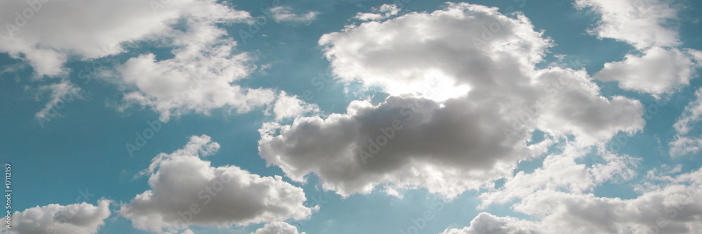 Obraz premium White cumulus clouds and a blue sky