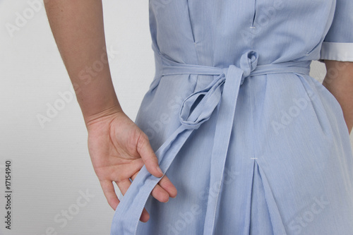 Robe en train d'être enlevée