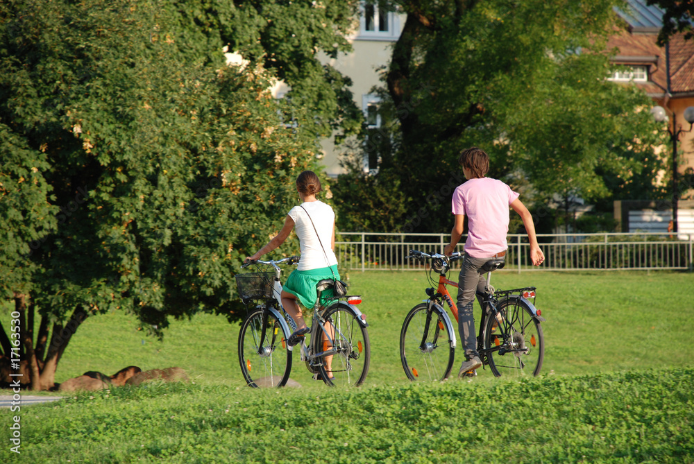 Obraz premium Coppia in bici