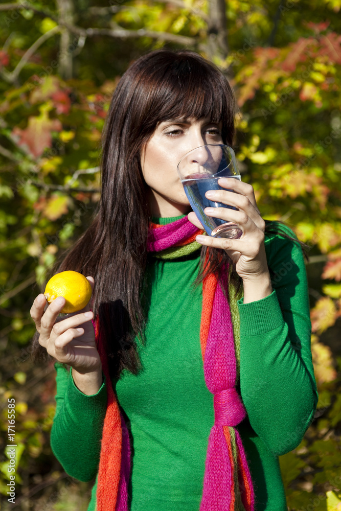 Fototapeta premium wasser trinken im herbst