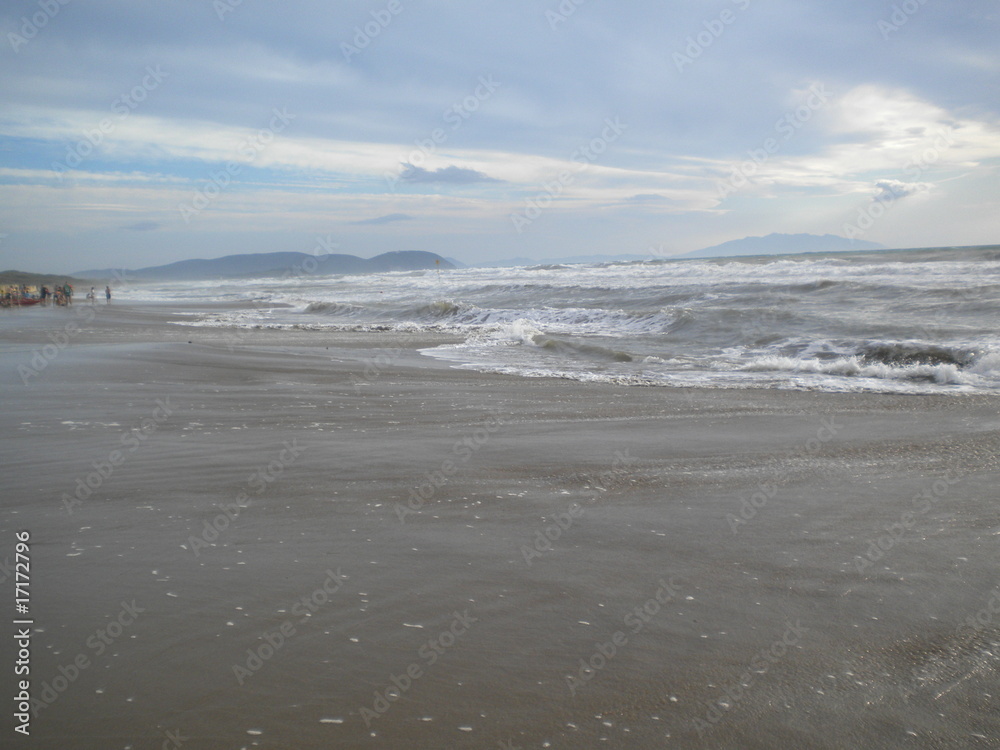 Mareggiata a San Vincenzo dalla costa degli Etruschi Mareggiata a San Vincenzo dalla costa degli Etruschi