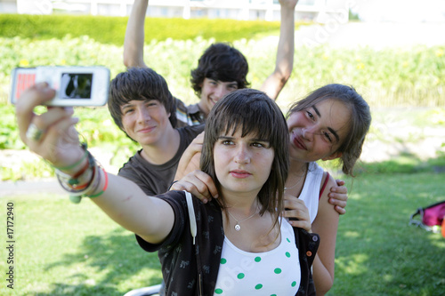 Adolescents se photographiant avec un téléphone portable