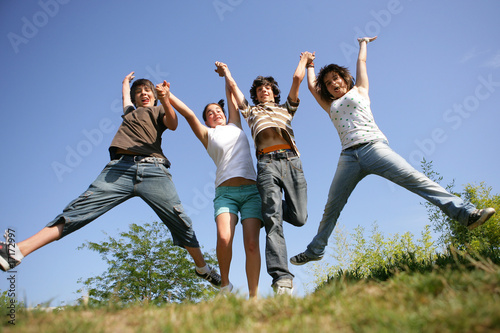 Jeunes gar  ons et filles sautant en l air en levant les bras