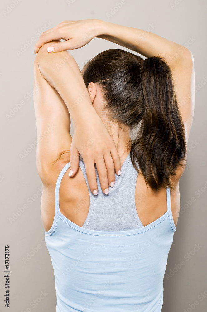 Sportliche Frau dehnt sich