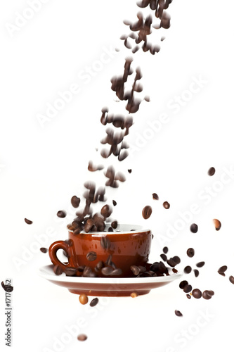 Kaffeebohnen prasseln in Espressotasse