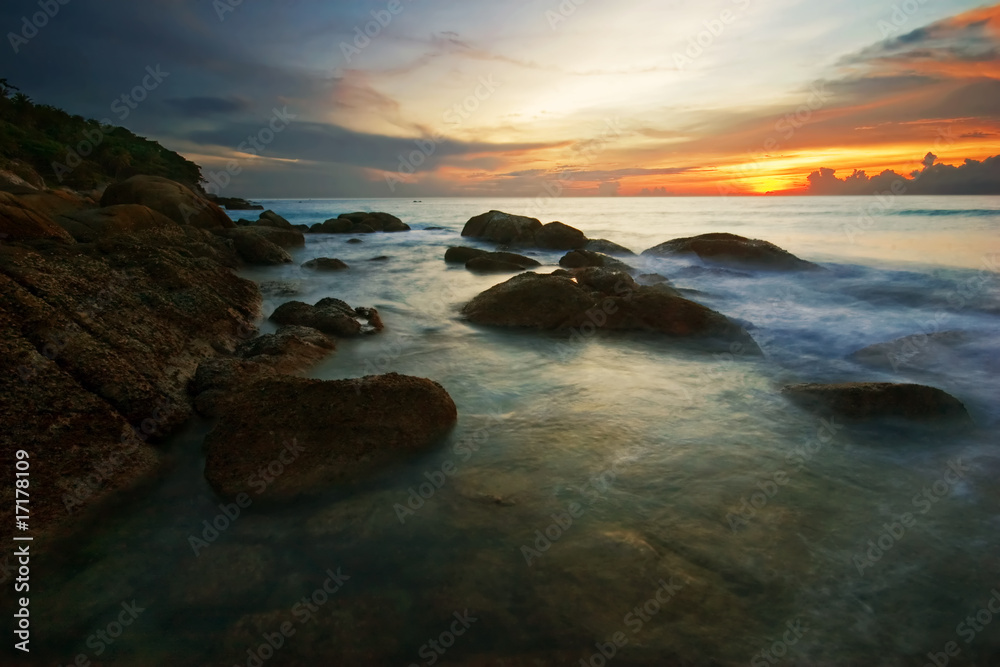 Obraz premium Tropical sunset on the rocks