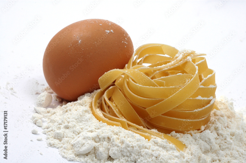 pasta, fettuccine, uovo e farina pasta, fettuccine, uovo e farina