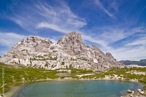 Berg mit See im Vordergrund