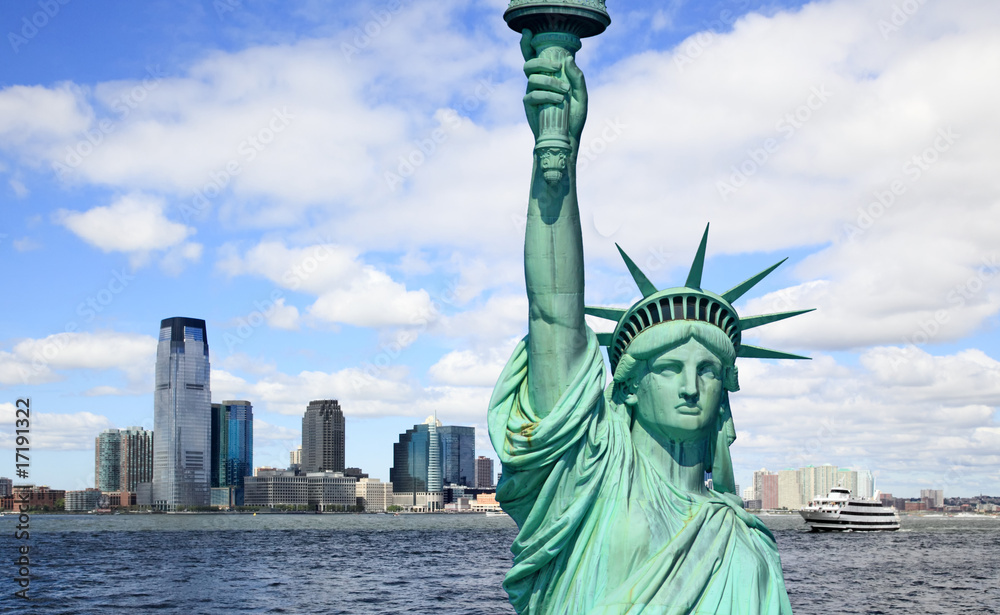 Fototapeta premium The Statue of Liberty and Jersey City