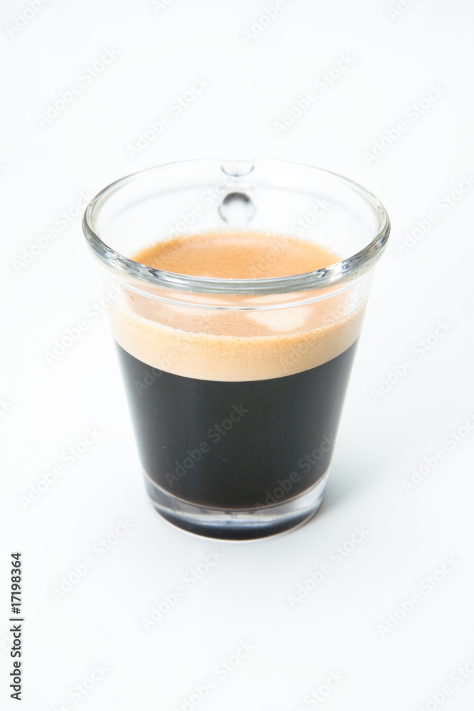 Espresso in einer Glastasse neben Mobiltelefon Espresso in einer Glastasse neben Mobiltelefon