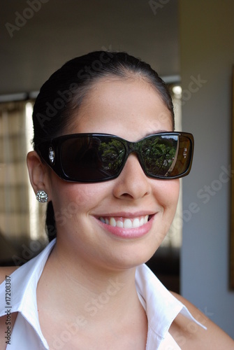 bella con lentes oscuros