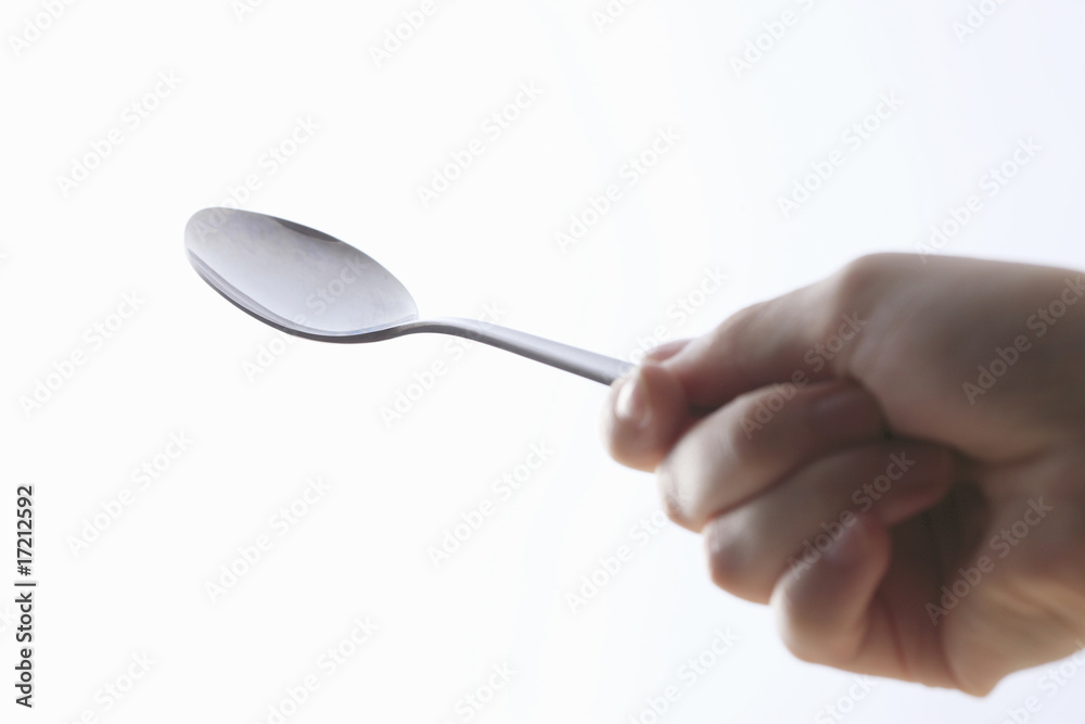 スプーンを持つ スプーンを持つ